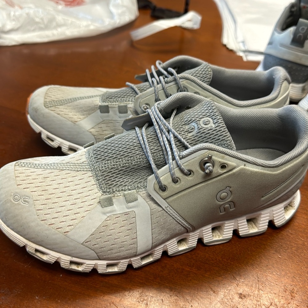 On cloud women’s shoes 6.5